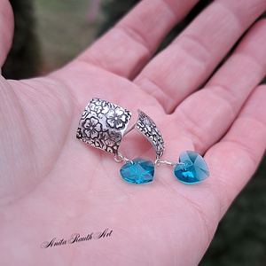Virág mintás ezüst fülbevalók zöld Swarovski szívekkel - ékszer - fülbevaló - lógó fülbevaló - Meska.hu