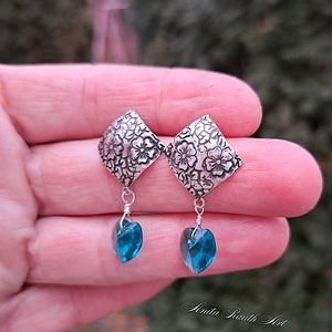 Virág mintás ezüst fülbevalók zöld Swarovski szívekkel, Ékszer, Fülbevaló, Lógó fülbevaló, Ékszerkészítés, Ötvös, MESKA