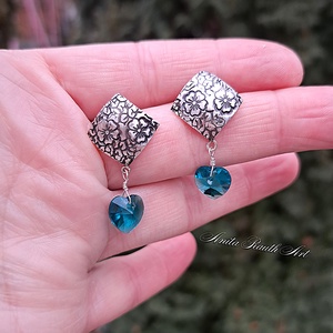 Virág mintás ezüst fülbevalók zöld Swarovski szívekkel - ékszer - fülbevaló - lógó fülbevaló - Meska.hu