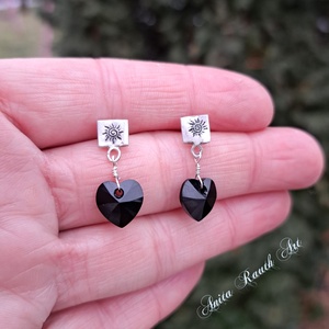 Virág mintás ezüst fülbevalók fekete Swarovski szívekkel - ékszer - fülbevaló - lógó fülbevaló - Meska.hu
