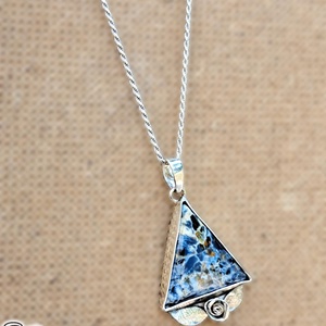 Piterzit háromszög medál - ékszer - nyaklánc - medál - Meska.hu