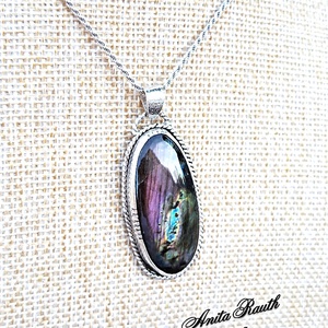 Labradorit medál - lilás színekkel - ékszer - nyaklánc - medál - Meska.hu