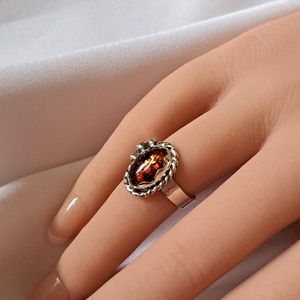 Borostyán ovális gyűrű csavartan - ékszer - gyűrű - statement gyűrű - Meska.hu