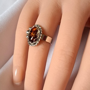 Borostyán ovális gyűrű csavartan - ékszer - gyűrű - statement gyűrű - Meska.hu