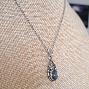 Labradorit medál cseppformájú keretben -  kék fényjátékkal - ékszer - nyaklánc - medál - Meska.hu