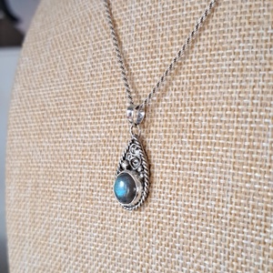 Labradorit medál cseppformájú keretben -  kék fényjátékkal - ékszer - nyaklánc - medál - Meska.hu