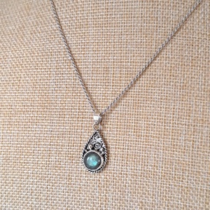 Labradorit medál cseppformájú keretben -  kék fényjátékkal - ékszer - nyaklánc - medál - Meska.hu