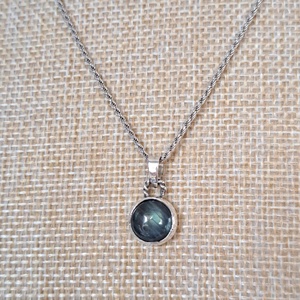 Kis kerek Labradorit medál - kék árnyalattal, Ékszer, Nyaklánc, Medál, Ékszerkészítés, Ötvös, MESKA
