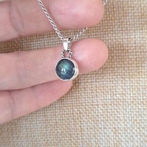 Kis kerek Labradorit medál - kék árnyalattal - ékszer - nyaklánc - medál - Meska.hu