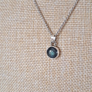 Kis kerek Labradorit medál - kék árnyalattal - ékszer - nyaklánc - medál - Meska.hu