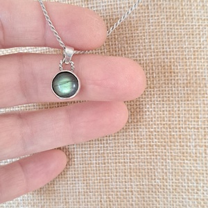 Kis kerek Labradorit medál - zöld árnyalattal, Ékszer, Nyaklánc, Medál, Ékszerkészítés, Ötvös, MESKA