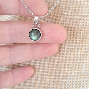 Kis kerek Labradorit medál - zöld árnyalattal - ékszer - nyaklánc - medál - Meska.hu