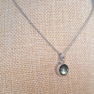 Kis kerek Labradorit medál - zöld árnyalattal - ékszer - nyaklánc - medál - Meska.hu