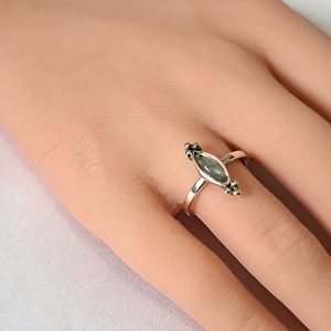 Pici labradorit gyűrűben, Ékszer, Gyűrű, Statement gyűrű, Ékszerkészítés, Ötvös, MESKA