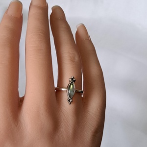 Pici labradorit gyűrűben - ékszer - gyűrű - statement gyűrű - Meska.hu