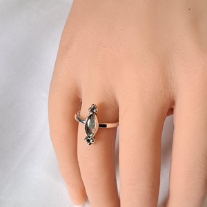 Pici labradorit gyűrűben - ékszer - gyűrű - statement gyűrű - Meska.hu