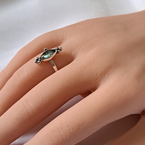 Pici labradorit gyűrűben - ékszer - gyűrű - statement gyűrű - Meska.hu