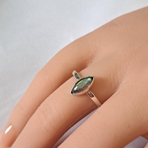 Pici labradorit gyűrűben - ékszer - gyűrű - statement gyűrű - Meska.hu