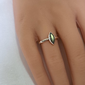 Pici labradorit gyűrűben - ékszer - gyűrű - statement gyűrű - Meska.hu