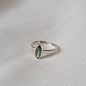 Pici labradorit gyűrűben - ékszer - gyűrű - statement gyűrű - Meska.hu