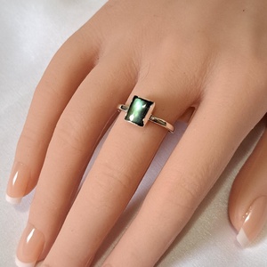 Négyzetes labradorit gyűrű - intenzív színű - ékszer - gyűrű - statement gyűrű - Meska.hu