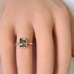 Négyzetes labradorit gyűrű - zöldes/barnás árnyalatú - ékszer - gyűrű - statement gyűrű - Meska.hu