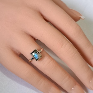 Négyzetes labradorit gyűrű - zöldes/barnás árnyalatú - ékszer - gyűrű - statement gyűrű - Meska.hu