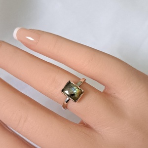 Négyzetes labradorit gyűrű - zöldes/barnás árnyalatú - ékszer - gyűrű - statement gyűrű - Meska.hu
