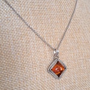 Borostyán négyzetes medál, Ékszer, Nyaklánc, Medál, Ékszerkészítés, Ötvös, MESKA