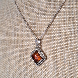 Borostyán négyzetes medál - ékszer - nyaklánc - medál - Meska.hu