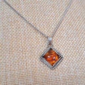 Borostyán négyzetes medál - ékszer - nyaklánc - medál - Meska.hu