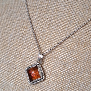 Borostyán négyzetes medál - ékszer - nyaklánc - medál - Meska.hu