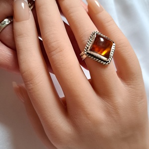 Négyzetes borostyánkő ezüst gyűrűben, Ékszer, Gyűrű, Statement gyűrű, Ékszerkészítés, Ötvös, MESKA