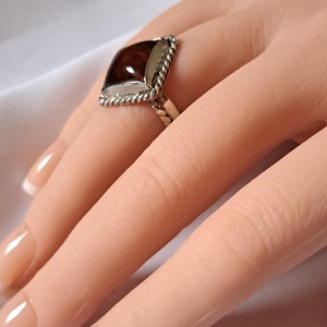 Négyzetes borostyánkő ezüst gyűrűben - ékszer - gyűrű - statement gyűrű - Meska.hu