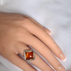 Négyzetes borostyánkő ezüst gyűrűben - ékszer - gyűrű - statement gyűrű - Meska.hu