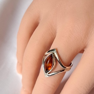 Mandula formájú borostyán gyűrű, Ékszer, Gyűrű, Statement gyűrű, Ékszerkészítés, Ötvös, MESKA
