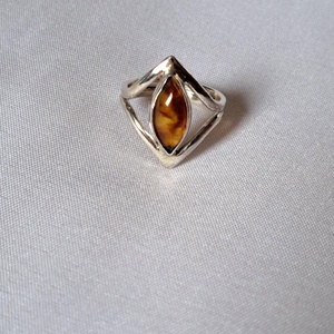 Mandula formájú borostyán gyűrű - ékszer - gyűrű - statement gyűrű - Meska.hu