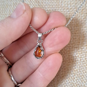 Borostyán csepp medál csavartan, Ékszer, Nyaklánc, Medál, Ékszerkészítés, Ötvös, MESKA