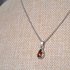 Borostyán csepp medál csavartan - ékszer - nyaklánc - medál - Meska.hu