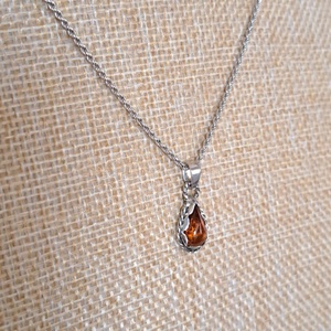 Borostyán csepp medál csavartan - ékszer - nyaklánc - medál - Meska.hu