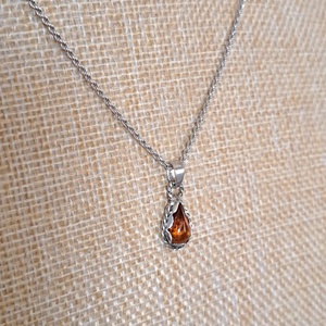 Borostyán csepp medál csavartan - ékszer - nyaklánc - medál - Meska.hu