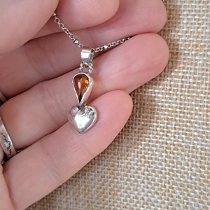 Borostyán csepp medál ezüst szívecskével., Ékszer, Nyaklánc, Medál, Ékszerkészítés, Ötvös, MESKA