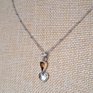 Borostyán csepp medál ezüst szívecskével. - ékszer - nyaklánc - medál - Meska.hu