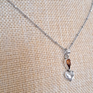 Borostyán csepp medál ezüst szívecskével. - ékszer - nyaklánc - medál - Meska.hu