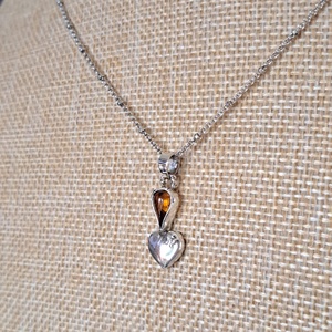 Borostyán csepp medál ezüst szívecskével. - ékszer - nyaklánc - medál - Meska.hu