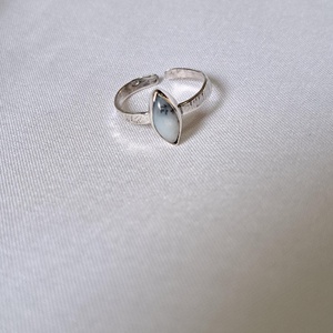 Pici mandula formájú merlinit gyűrű - ékszer - gyűrű - statement gyűrű - Meska.hu