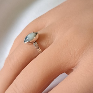 Pici mandula formájú merlinit gyűrű - ékszer - gyűrű - statement gyűrű - Meska.hu