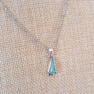 Ausztrál opál háromszögmedál   - ékszer - nyaklánc - medál - Meska.hu