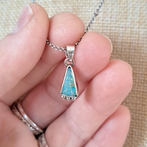 Ausztrál opál háromszögmedál   - ékszer - nyaklánc - medál - Meska.hu