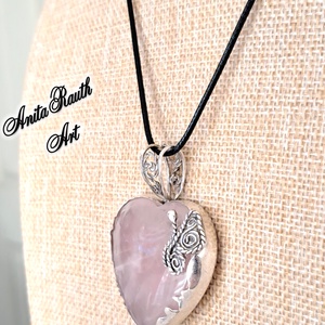 Rózsakvarc szív lepkével  - ékszer - nyaklánc - medál - Meska.hu
